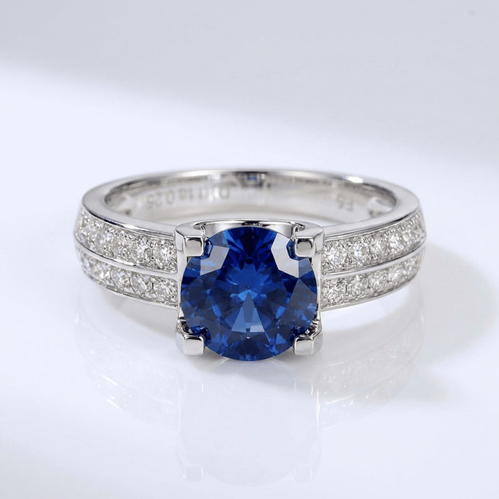 Elegancki regulowany srebrny pierścionek z okrągłym diamentem solitaire oprawionym w pavé