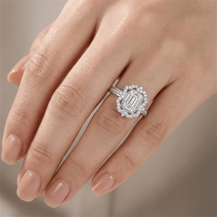 Pierścionek z diamentem o prostokątnym kształcie w halo – nowoczesny błysk i ponadczasowa elegancja