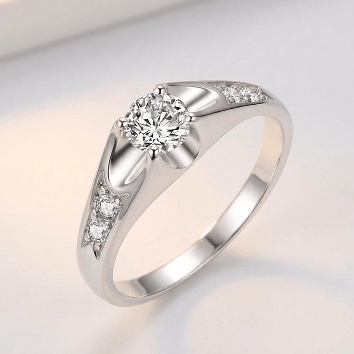 Elegancki srebrny pierścionek z cyrkonią Embrace – nowoczesny design