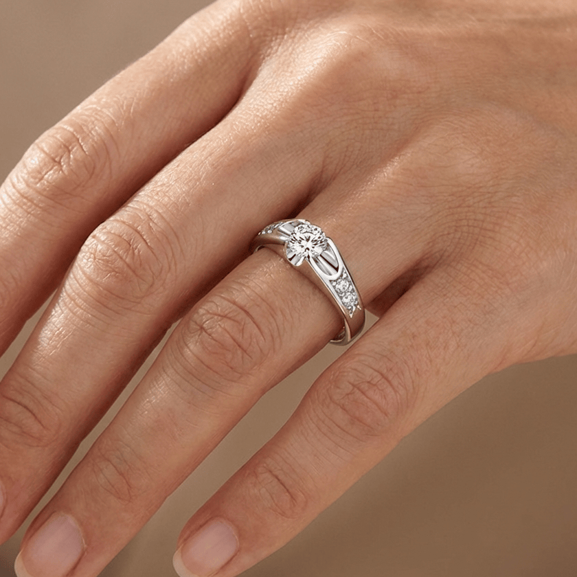 Elegancki srebrny pierścionek z cyrkonią Embrace – nowoczesny design