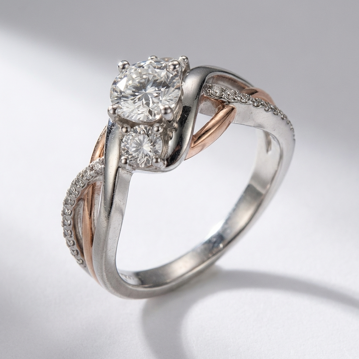 Pierścionek z diamentem w srebrze i różowym złocie – twist