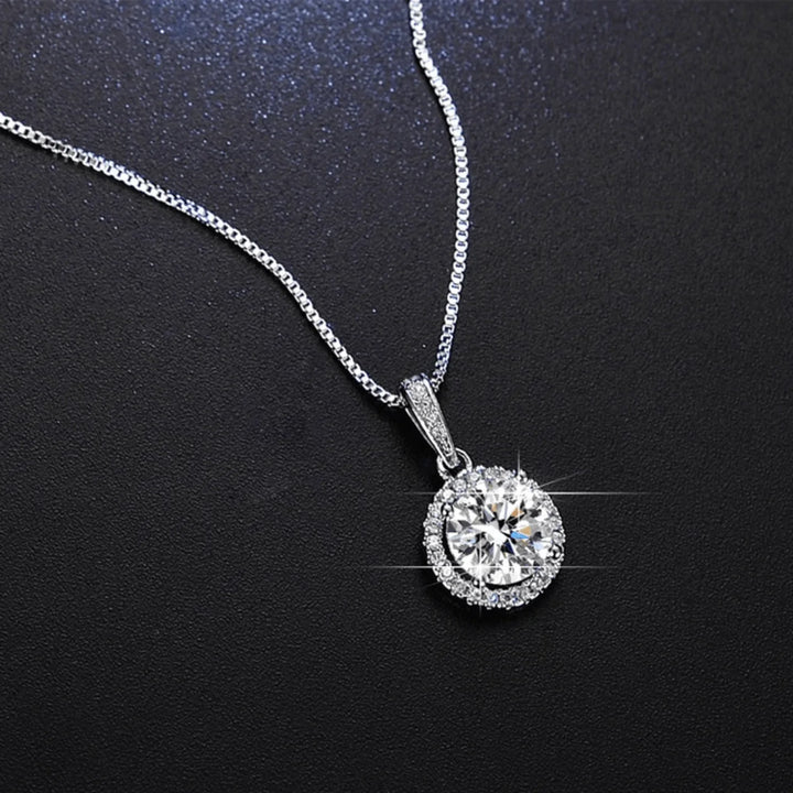 Naszyjnik z cyrkonią Adaline Halo - błyszczący design halo