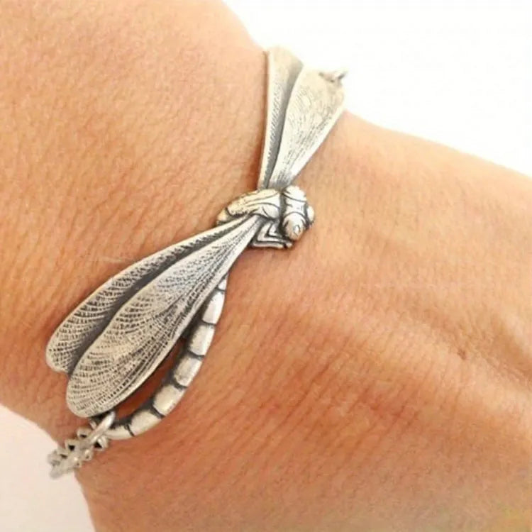 Bransoletka z zawieszką w kształcie ważki - styl vintage boho z postarzałym wykończeniem ze stopu metali