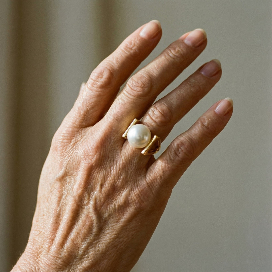 Anel Dourado com Incrustações Vintage de Pérolas