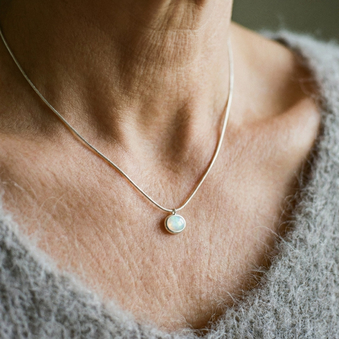 Klasyczny naszyjnik z pojedynczym wisiorkiem ze srebra