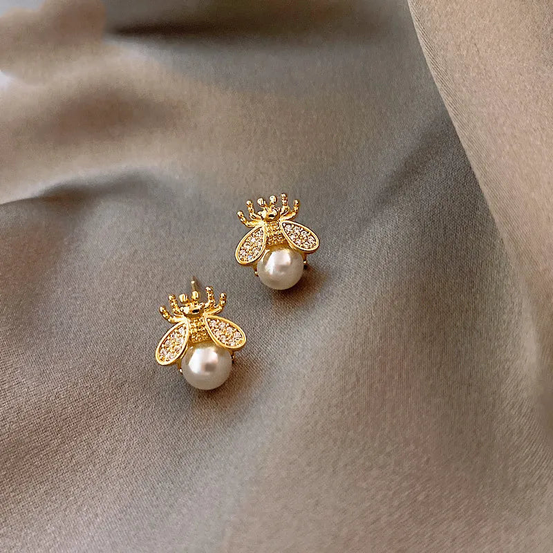 Kolczyki wkrętki z perłami Honey Bee – elegancka biżuteria w złotym odcieniu dla kobiet