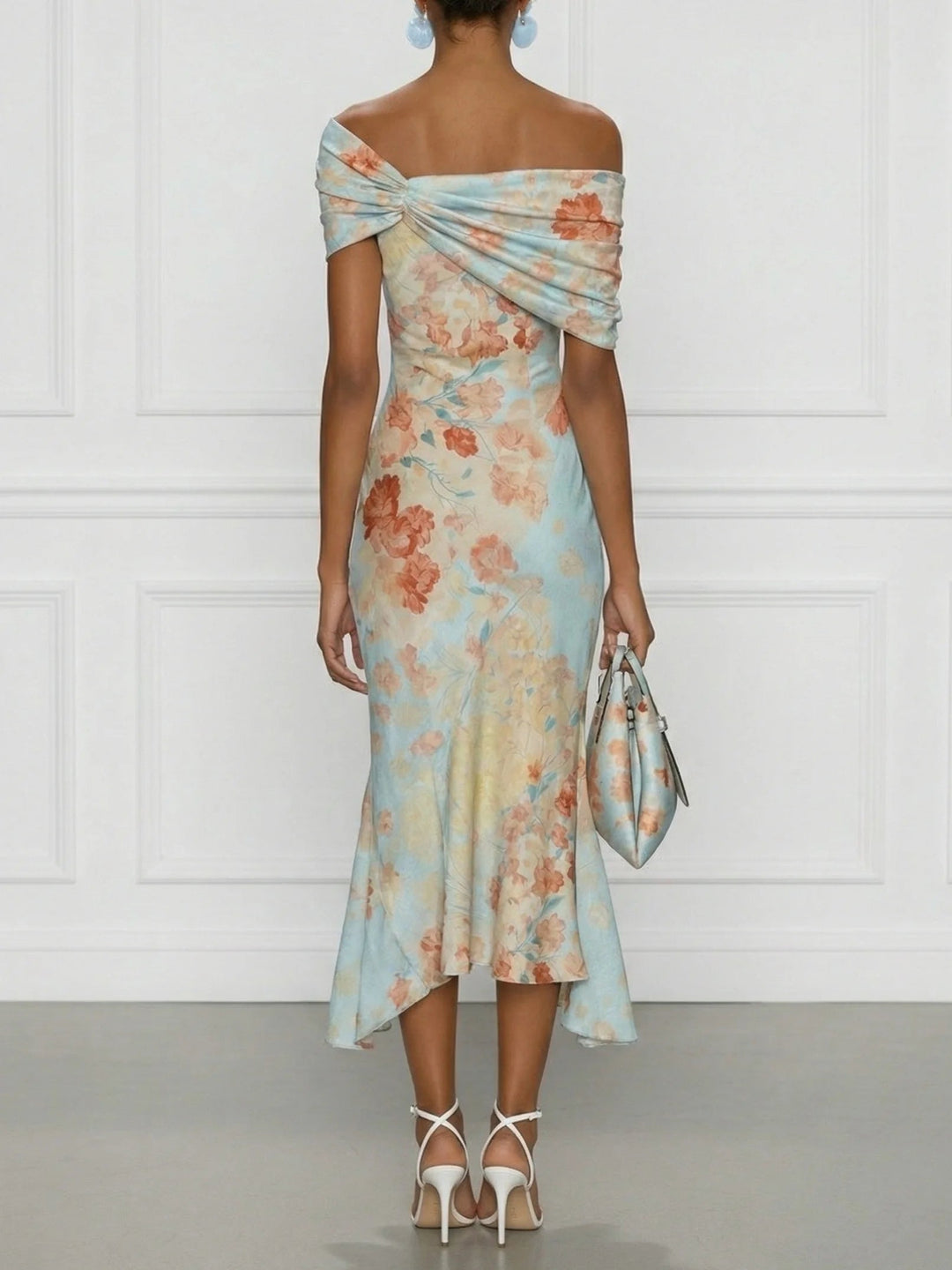 Sukienka midi w fasonie syrenki Vittoria – bezrękawowa, hiszpanka, w niebieskim kwiatowym wzorze