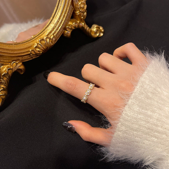 Frances Złoty Pierścionek z Perłą – Ponadczasowa Elegancja z Lśniącą Perłą