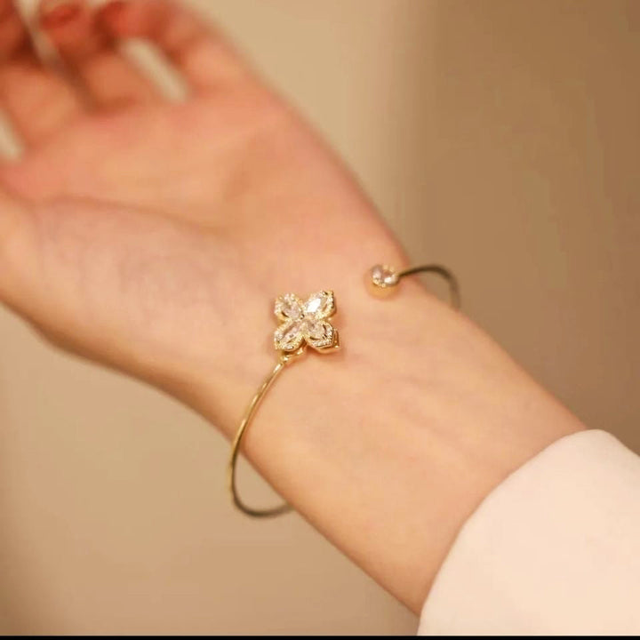 Gleam Rotating Petal Bangle – Elegancka biżuteria kwiatowa z obracającymi się płatkami