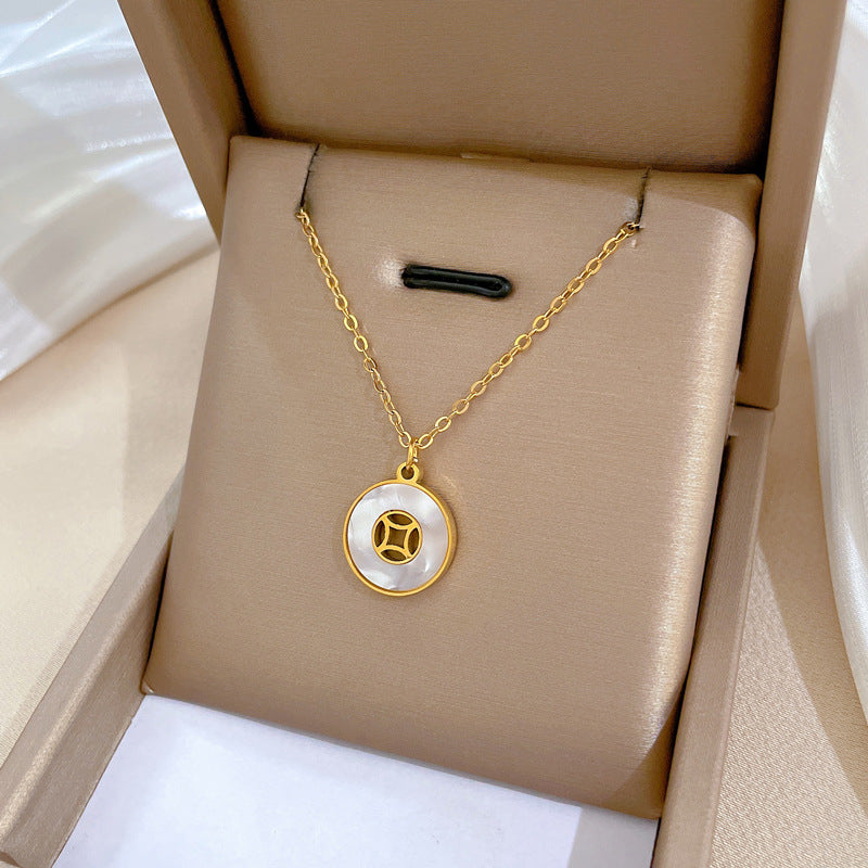 Luxor Gold naszyjnik z wisiorkiem w kształcie muszli