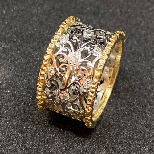 Elegancki srebrno-złoty bogato zdobiony pierścionek z szeroką obrączką