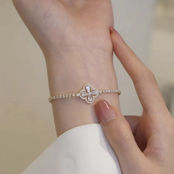 Bransoleta tenisowa Clover - ponadczasowy, elegancki design na codzienny blask