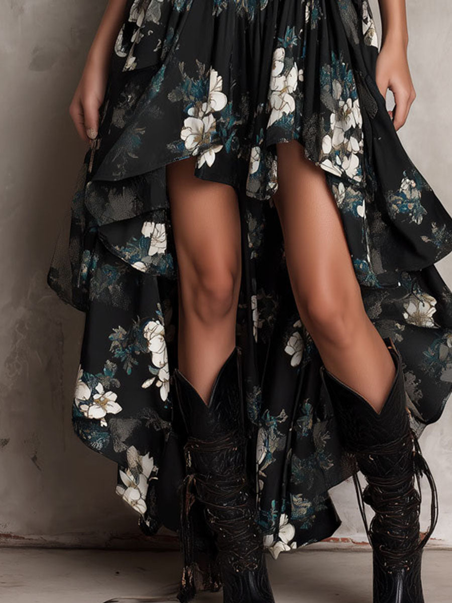Czarna sukienka maxi bez ramiątek z asymetrycznym dołem i kwiatowym nadrukiem w stylu boho