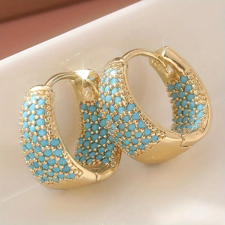 Kolczyki koła z koralikami w kolorze turkusu i złotym wykończeniem