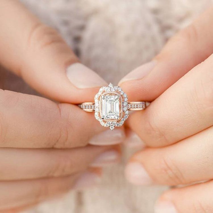 Pierścionek z diamentem o prostokątnym kształcie w halo – nowoczesny błysk i ponadczasowa elegancja