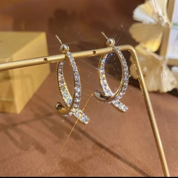 Złocone kolczyki w kształcie ogona ryby – elegancka biżuteria wisząca