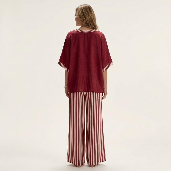 Juliana | Top z dekoltem w serek w stylu varsity oraz zestaw z szerokimi nogawkami w paski