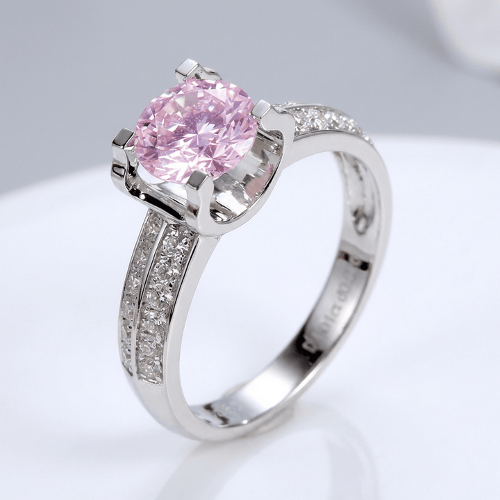 Elegancki regulowany srebrny pierścionek z okrągłym diamentem solitaire oprawionym w pavé