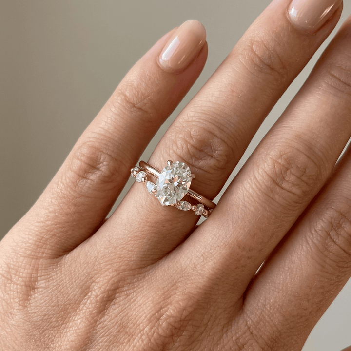 Elegancki zestaw złotych obrączek z diamentami w kształcie owalnym i w szlifie marquise
