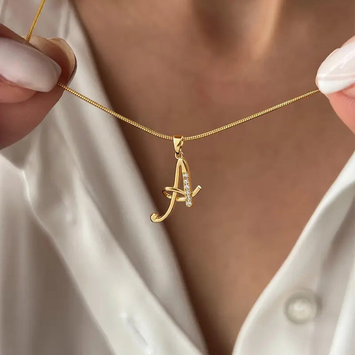 Naszyjnik z zawieszką z inicjałem Lily – delikatna, personalizowana biżuteria